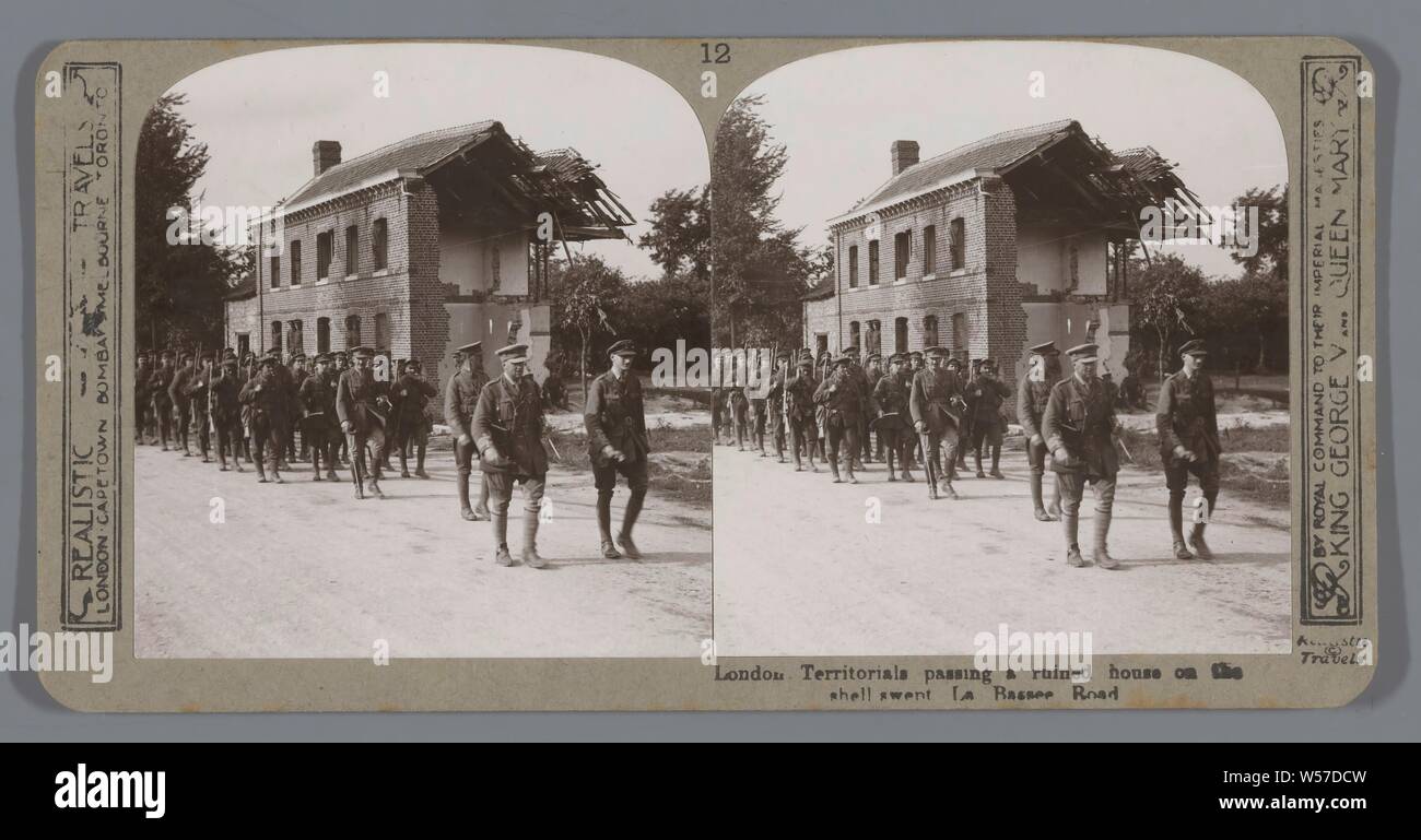 London Territorials vorbei an einem zerstörten Haus auf der Shell fegte La Basse Road, Soldat, Wallach einer Wohnung, Haus, Schloss, etc., realistisch Reisen (auf Objekt erwähnt), Bourgondie, 1914-1918, Pappe, Fotopapier, Silbergelatineabzug, H 85 mm x B 170 mm Stockfoto