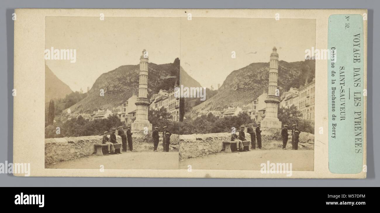 Colonne de la Herzogin von Berry in Luz-Saint-Sauveur, Saint-Sauveur, Colonne de la Herzogin von Berry (Titel auf Objekt), Voyage Tanz les Pyrénées (Titel der Serie), Säule, Säule, Architektur, Charles Paul Furne (möglicherweise), Luz-Saint-Sauveur, C. 1855 - C. 1865, Pappe, Fotopapier, Eiklar drucken, H 85 mm x B 170 mm Stockfoto