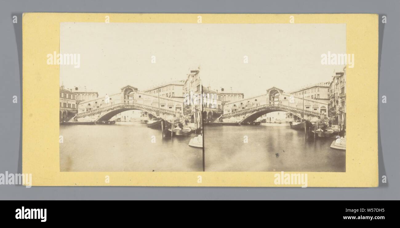 Blick auf die Rialtobrücke in Venedig, die Brücke und die Rialto-brücke, anonyme, Venedig, C. 1850 - C. 1880, Pappe, Fotopapier, Eiklar drucken, H 85 mm x B 170 mm Stockfoto
