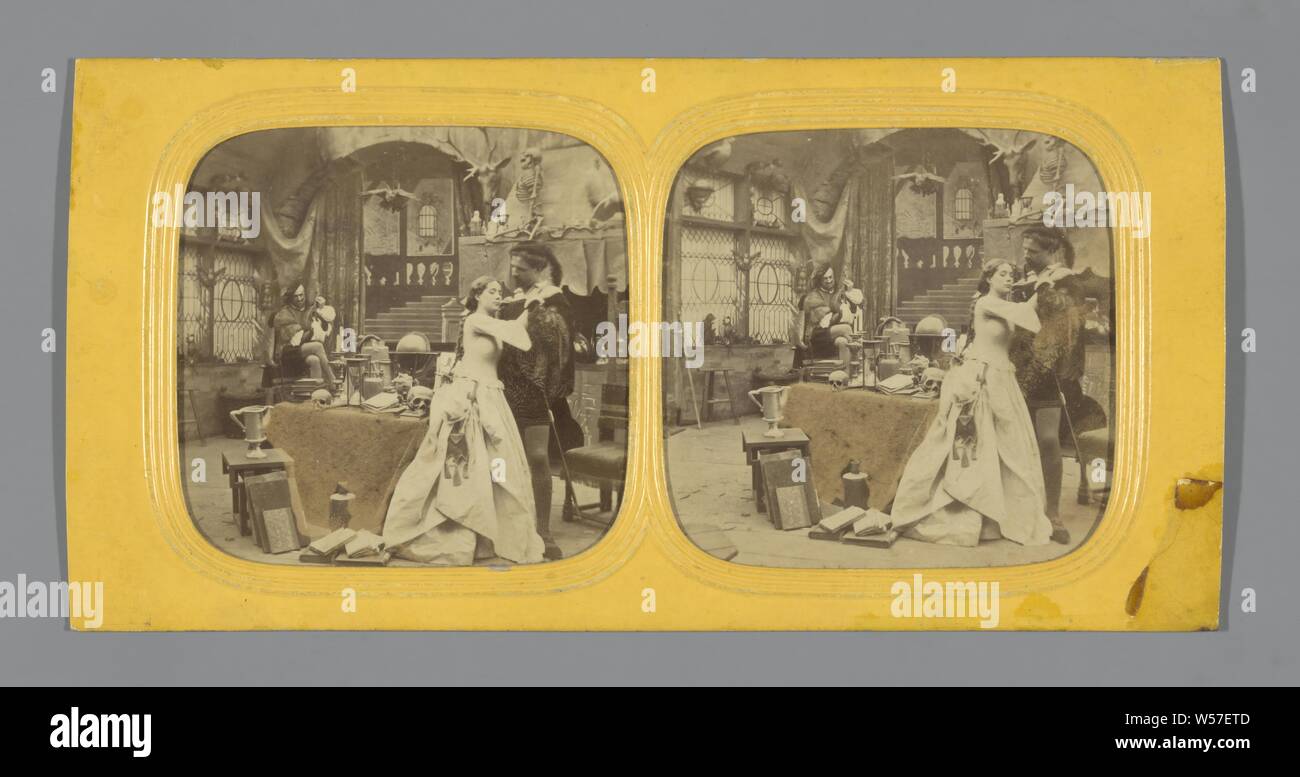 Szene im Schloss: Paar in historischer Kleidung, Musiker im Hintergrund, anonym, 1860-1880 Stockfoto