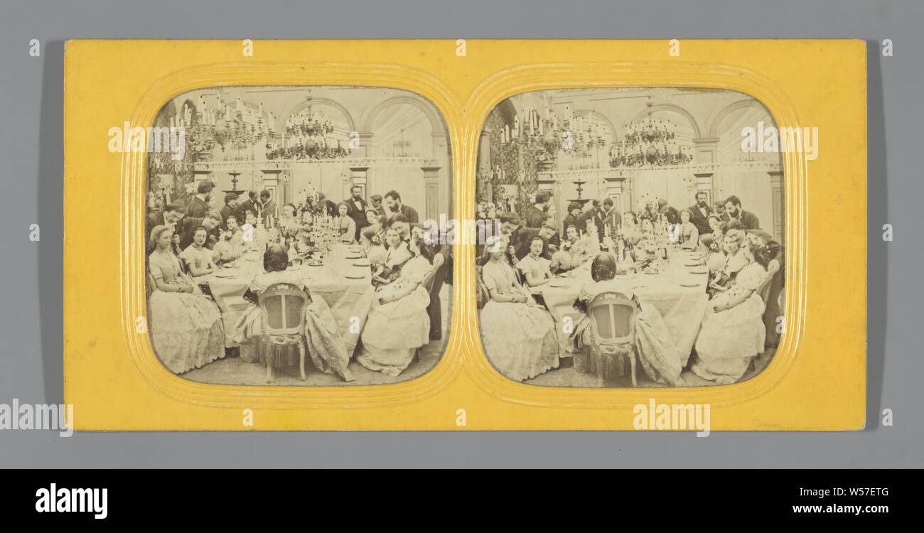 Szene im Salon: Menschen um den Tisch beim Abendessen versammelt, anonym, 1860-1880 Stockfoto