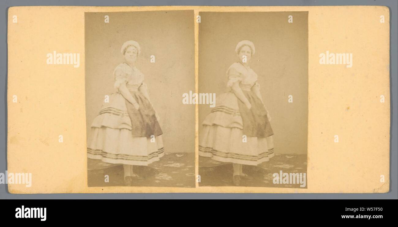 Porträt einer Frau mit einer Schürze über ihr Kleid, Arbeiterklasse, die Arbeiter-AA-Frauen, Europa, anonym, C. 1850 - C. 1880, Pappe, Fotopapier, Eiklar drucken, H 85 mm x B 170 mm Stockfoto