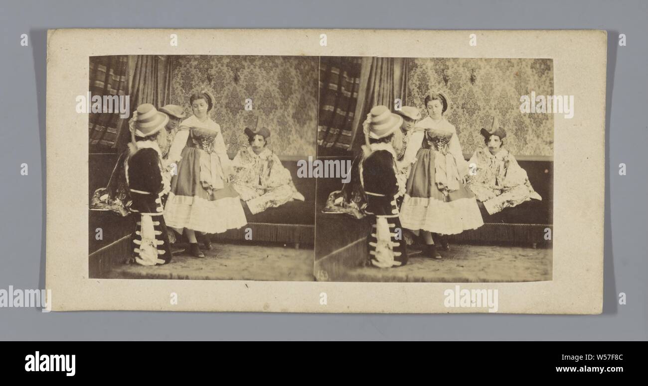 Unternehmen, die sich verkleidet ist, dress-up Party, Europa, anonym, C. 1850 - C. 1880, Pappe, Fotopapier, Eiklar drucken, H 85 mm x B 170 mm Stockfoto