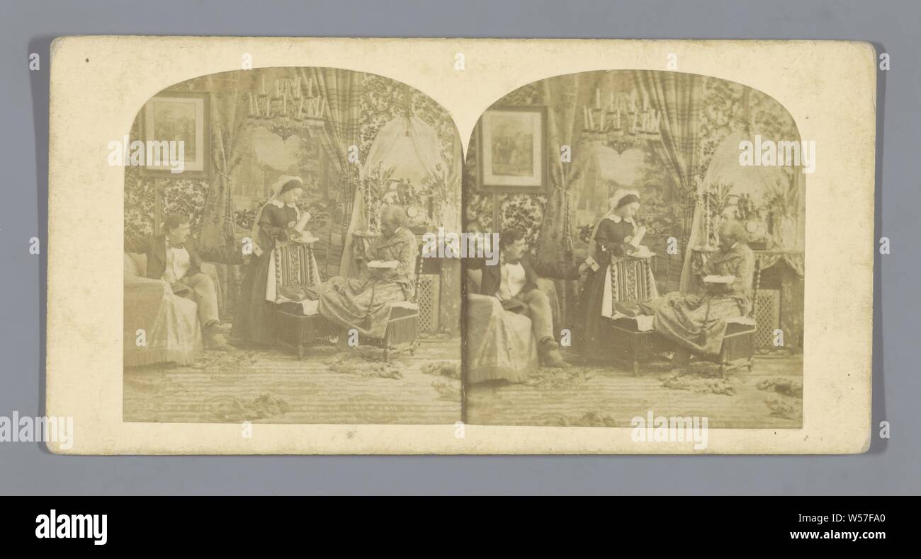 Theatralische Darstellung eines Mannes einen Brief in das Kleid einer Frau mit einem kranken Mann, Patient, Kranken-, Pflege, Spanferkel, Europa, anonym, C. 1850 - C. 1880, Pappe, Fotopapier, Eiklar drucken, H 85 mm x B 170 mm Stockfoto