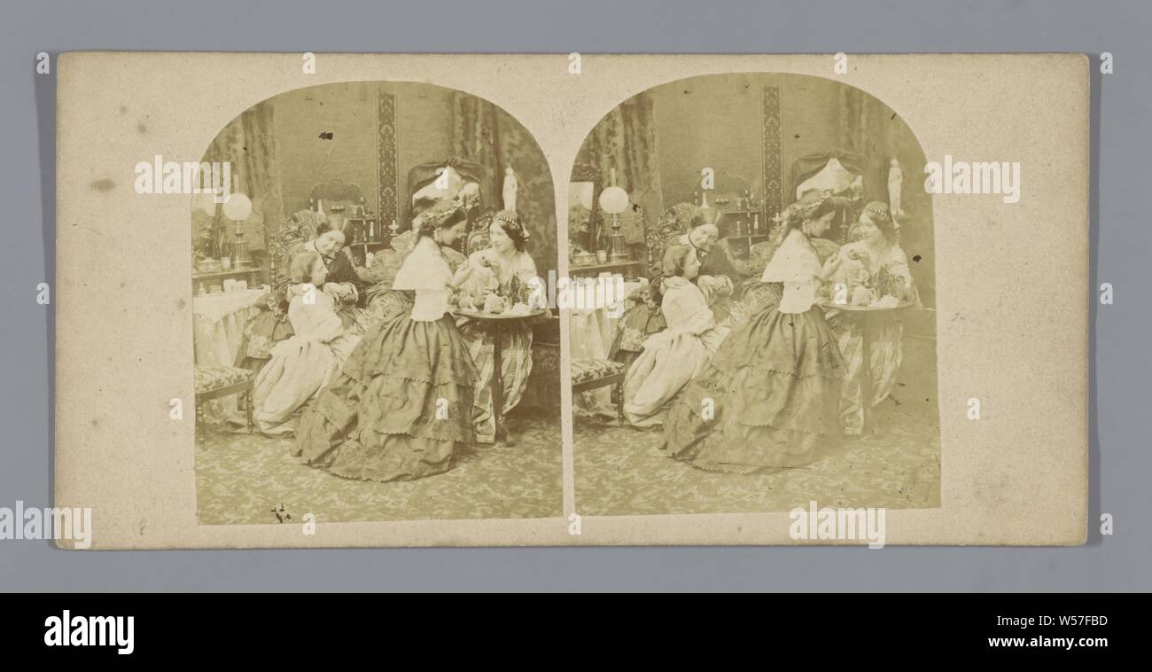 Frauen in einem Zimmer, wo sie sich um sich selbst kümmern, Boudoir, Wc, Europa, anonym, C. 1850 - C. 1880, Pappe, Fotopapier, Eiklar drucken, H 85 mm x B 170 mm Stockfoto