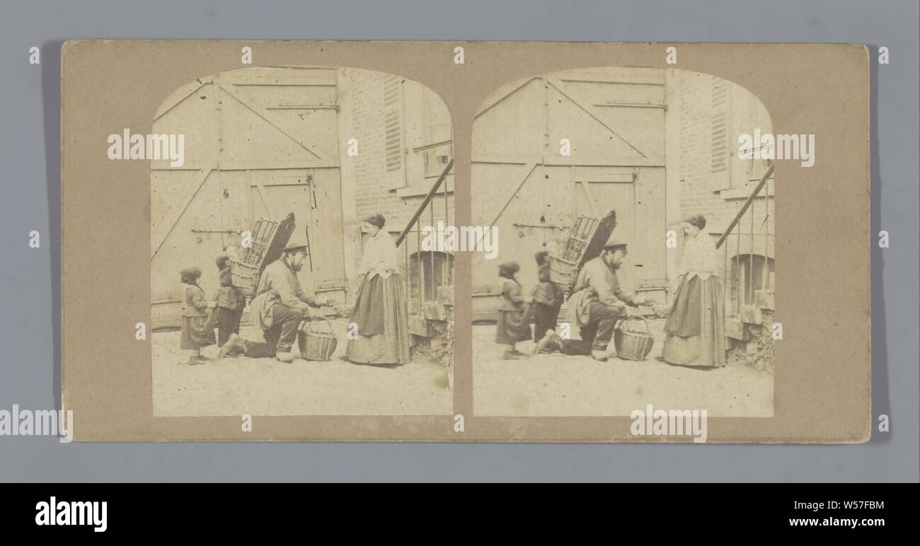 Hausierer und eine Frau vor einem Haus, zwei Kinder seinen Korb grabbing, street-trader, Europa, anonym, C. 1850 - C. 1880, Pappe, Fotopapier, Eiklar drucken, H 85 mm x B 170 mm Stockfoto