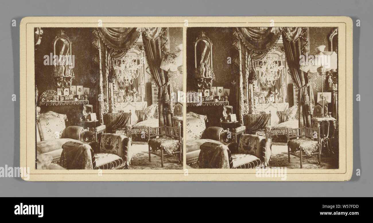 Wohnzimmer mit Möbeln, Kunstwerken und Fotoportraits, Wohnzimmer, Salon, Wohnzimmer, Foto, anonym, C. 1890 - C. 1910, Fotopapier, Papier, H 88 mm x B 178 mm Stockfoto