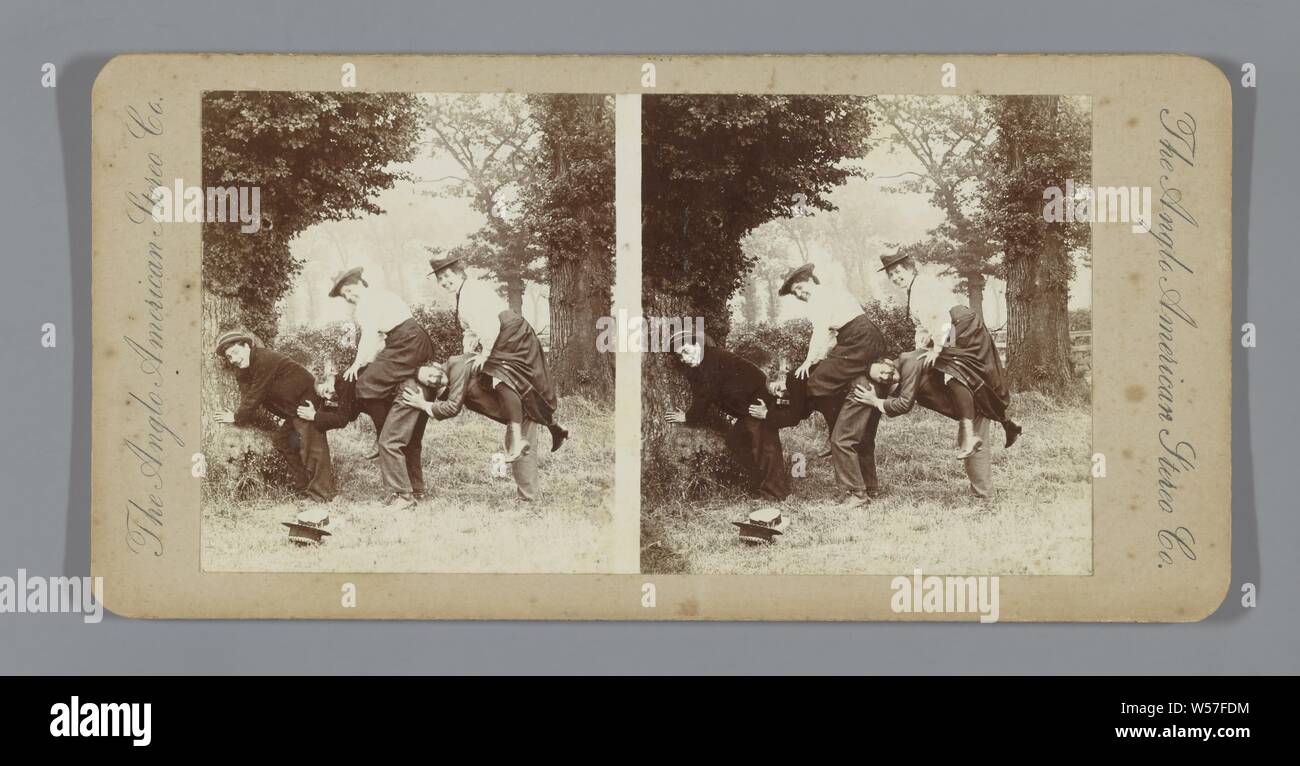 Zwei Paare und dritte Mann reiten Pferd im Wald spielen, Spiele ohne Material, Kopfbedeckung: Hut, die Anglo American Stereo Unternehmen (auf Objekt erwähnt), C. 1890 - C. 1910, Fotopapier, Karton, h 90 mm × w 181 mm Stockfoto