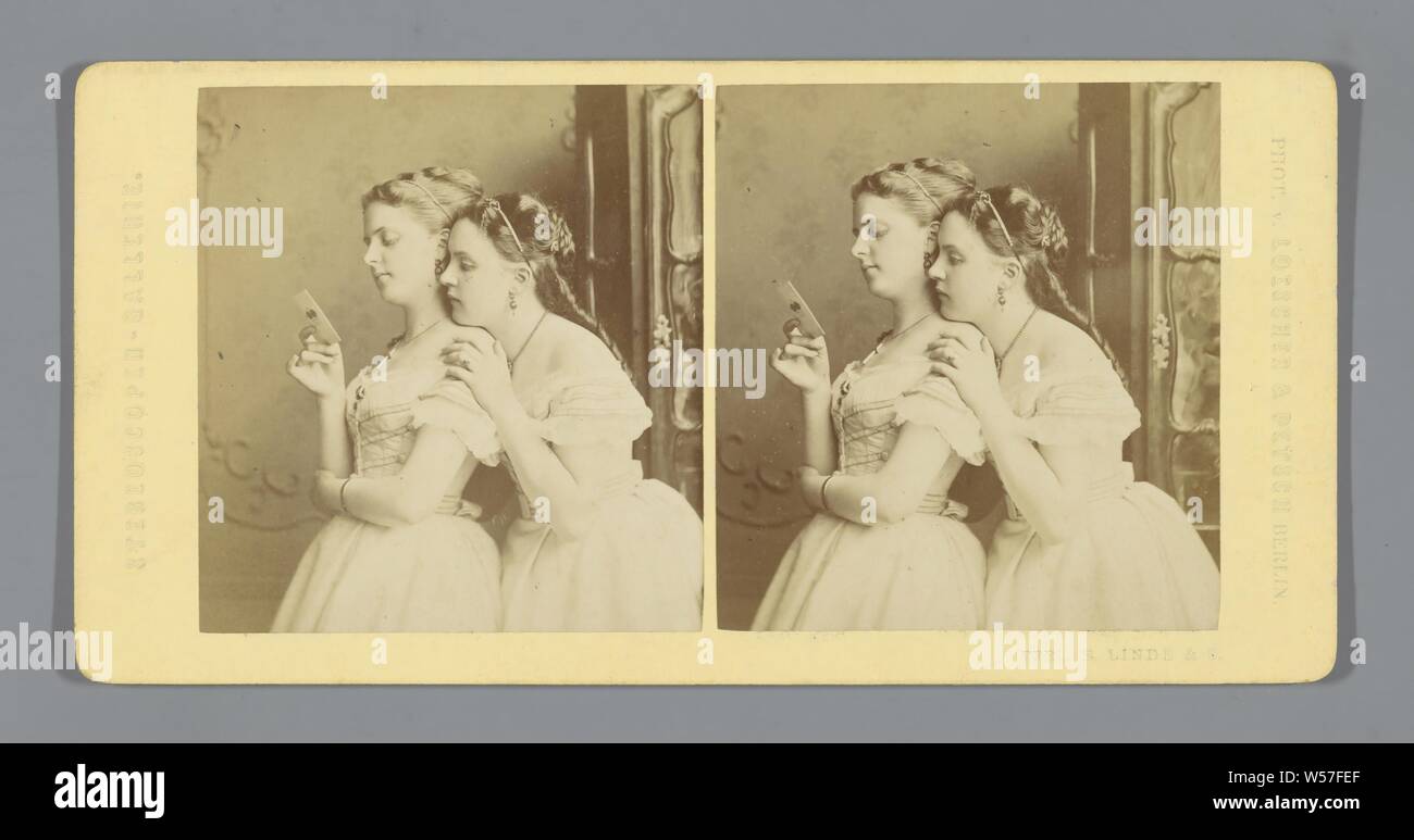 Zwei junge Schreiben - lesen Frauen Stereoscopes-Gallery (Titel der Serie auf Objekt), Lesen, Lover mit Liebesbrief, Löscher & Petsch (auf Objekt erwähnt), C. 1855 - C. 1870, Fotopapier, Karton, Eiklar drucken, h 87 mm × w 177mm Stockfoto