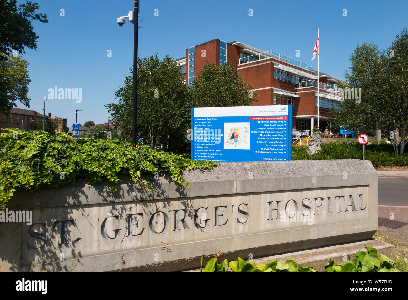 Vor der Fassade des Saint Georges Hospital in Tooting, London. UK. Saint Georges in tooting ist das Krankenhaus von St George's University Hospitals NHS Foundation Trust. (111) Stockfoto