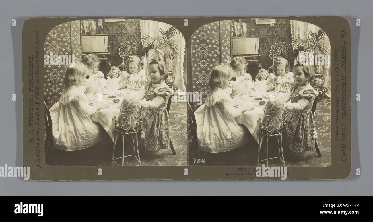 Kinder spielen mit Tee- Sets, die Tea Party (Titel auf Objekt), Nachmittagstee, Spielzeug Kaffee Set, H.C. Weiß und Co. (Auf Objekt erwähnt), 1902, Fotopapier, Karton, Silbergelatineabzug, h 88 mm × w 177mm Stockfoto