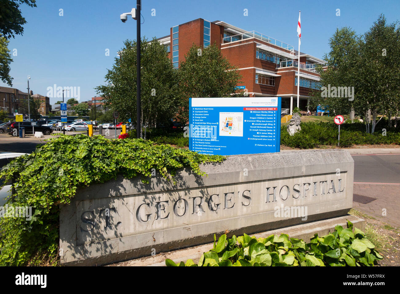 Vor der Fassade des Saint Georges Hospital in Tooting, London. UK. Saint Georges in tooting ist das Krankenhaus von St George's University Hospitals NHS Foundation Trust. (111) Stockfoto
