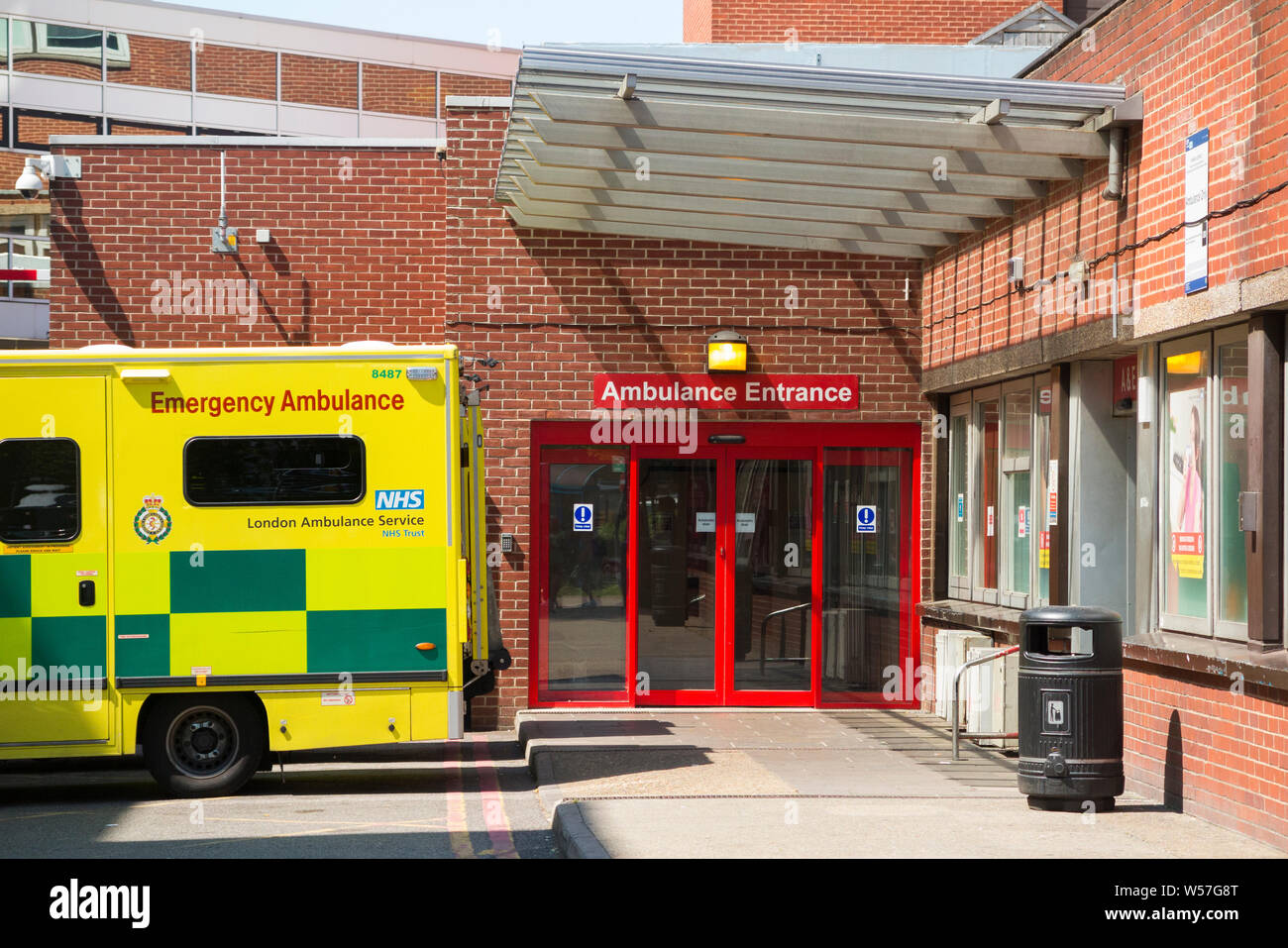 Ambulanz-, Unfall- und Notaufnahme von Saint Georges Hospital in Tooting, London. UK. Saint Georges in tooting ist das Krankenhaus von St George's University Hospitals NHS Foundation Trust. (111) Stockfoto