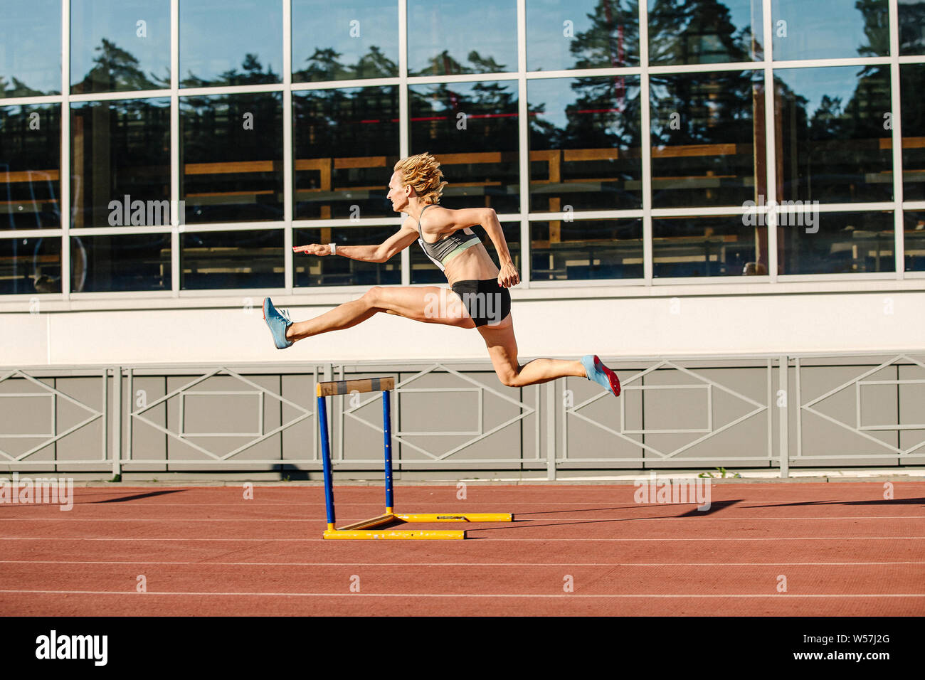 Sportlerin runnner läuft Hürden im Sommer Leichtathletik Stockfoto