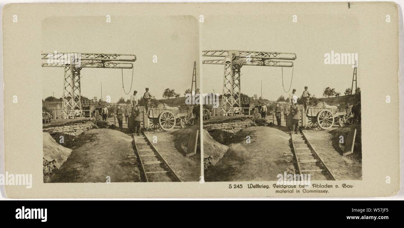 Weltkrieg. Feldgraue beim Abladen v. Baumaterial in Commissey, Neue Photographische Gesellschaft, 1914 - 1918 Stockfoto