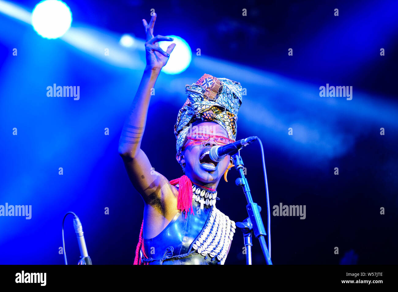 Jojo Abot führt auf der Bühne in der saim Zelt WOMAD-Festival (Welt der Musik, Kunst und Tanz) am Freitag, den 26. Juli 2019 in Charlton Park, Malmesbury. Jojo Abot ist eine ghanaische Künstler und Musiker in Brooklyn, New York. Ihre kreativen Output umfasst video Richtung, Schauspiel, Modellierung, Singen und Multimedia. Bild von Julie Edwards. Stockfoto