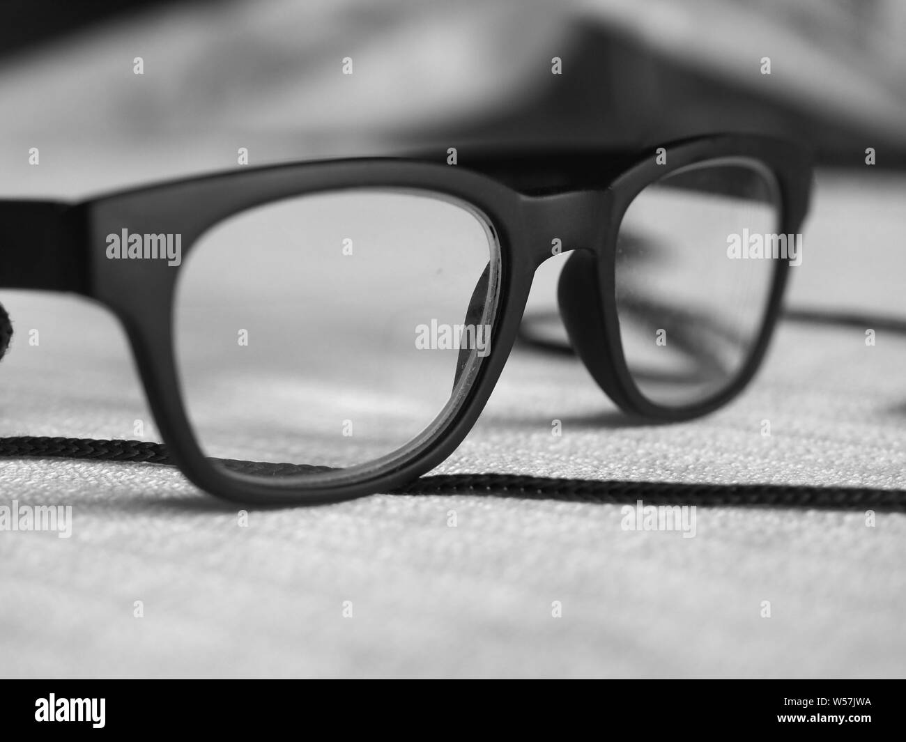 Schwarze Brillen auf Tisch Desktop. Gläser sind auch als Schutzbrille oder Schauspiele bekannt Stockfoto