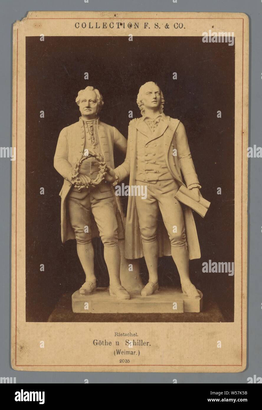 Goethe-Schiller-Denkmal in Weimar Göthe u Schiller (Titel auf Objekt), Skulptur des Bildhauers Rietschel., Skulptur, Friedrich von Schiller, Johann Wolfgang Goethe, anonym, Weimar, C. 1870 - C. 1890, Fotopapier, Karton, Eiklar drucken, H 166 mm x B 108 mm Stockfoto