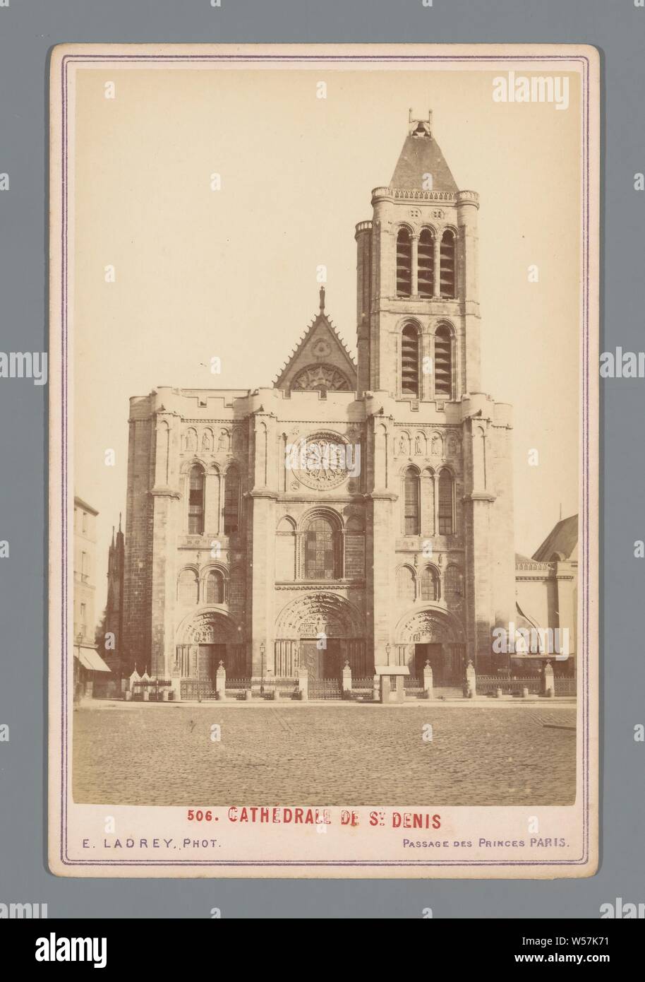 Blick auf den Dom der Basilika Saint-Denis in Paris Cathedrale de St. Denis (Titel auf Objekt), Kirche (außen), Fassade (oder Haus oder Gebäude), Siegessäule mit Stirnrad-, Friesen, Saint-Denis, Ernest Ladrey (auf Objekt erwähnt), Paris, 1860-1890, Pappe, Fotopapier, Eiklar drucken, H 163 mm x B 108 mm Stockfoto