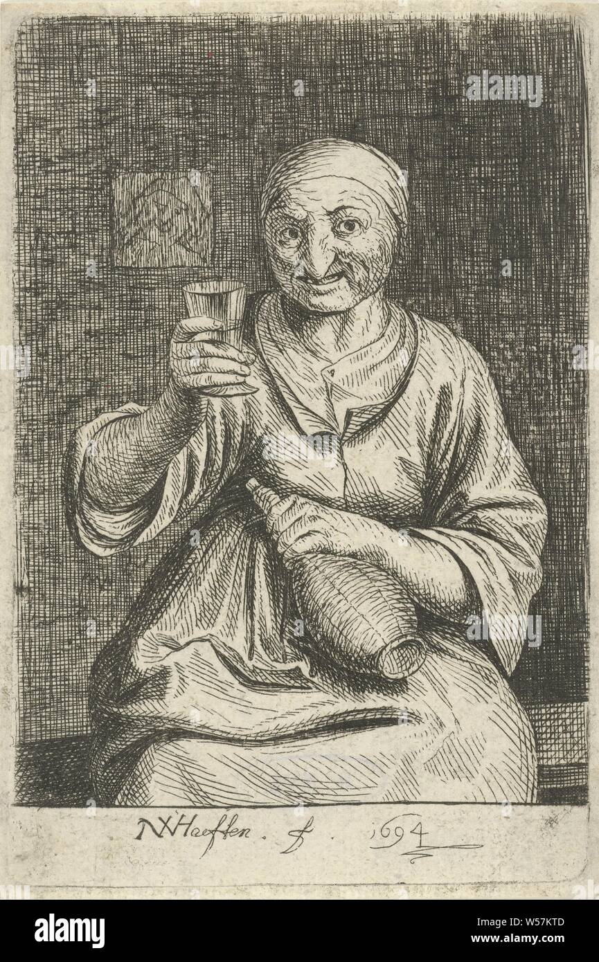 Alte Frau mit Glas und Kanne, eine alte Frau, sitzen auf einer Bank in einem Innenraum, hält ein Glas und in der anderen Hand einen Krug, alte Frau, Trinken, Nicolaes van Haeften (auf Objekt erwähnt), Paris, 1694, Papier, Ätzen, H 108 mm x B 72 mm Stockfoto