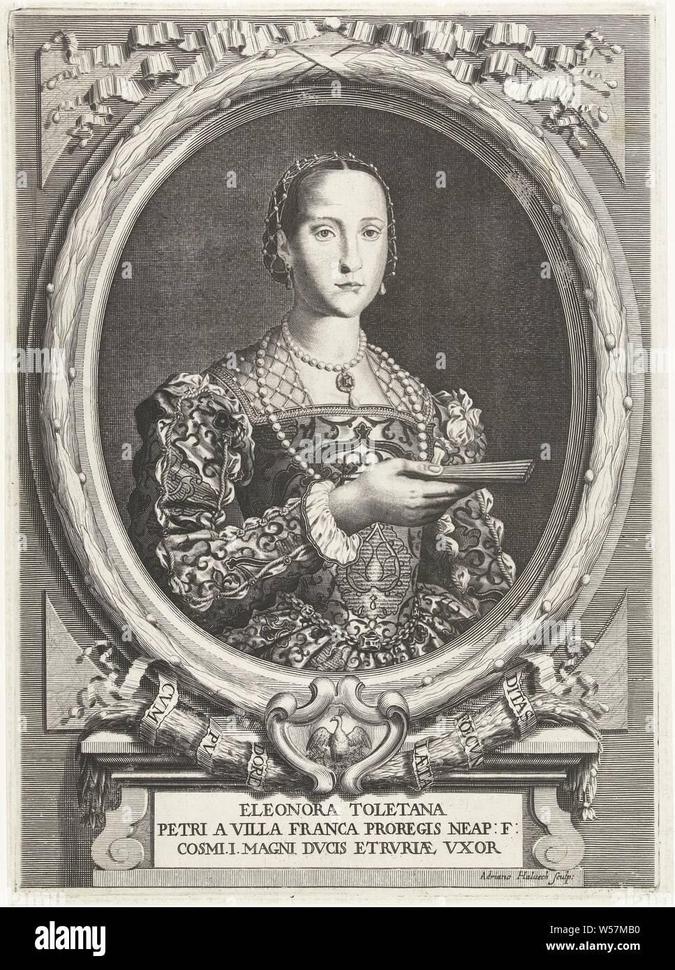 Portrait von Eleonora von Toledo Porträts der De' Medici (Titel der Serie), Brustbild nach rechts von Eleonora von Toledo, Großherzogin von Toskana und Frau von Cosimo I, mit in ihre Hand, um eine gefaltete Ventilator, in ein Oval mit einem Lorbeerkranz umgeben. An der Unterseite in einer Kartusche ein Pfau mit Küken, unten auf einem Tablett unter einem Sockel ihr Name und zwei Linien in Lateinamerika, Ventilator, Perle, Perle Halskette (Kleidungsstücke), Zubehör (Kleidung), Cosimo I. de' Medici, Eleonora von Toledo, Adriaen Haelwegh (auf Objekt erwähnt), der Nördlichen Niederlande, C. 1647 - C. 1696, Papier, Gravur, H 347 mm x B 252 mm Stockfoto