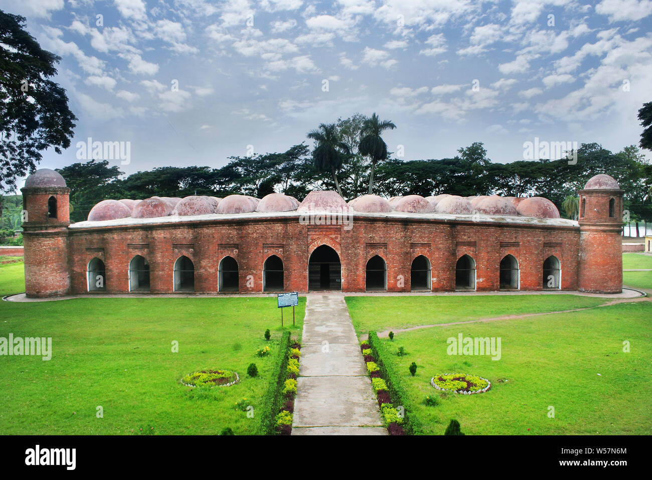 Die 60 Kuppel Moschee oder Shaṭ Gombuj Moshjid auch als Shait Gambuj Gunbad Masjid Moschee oder spricht, ein UNESCO-Weltkulturerbe bekannt. Bagerhat. Stockfoto
