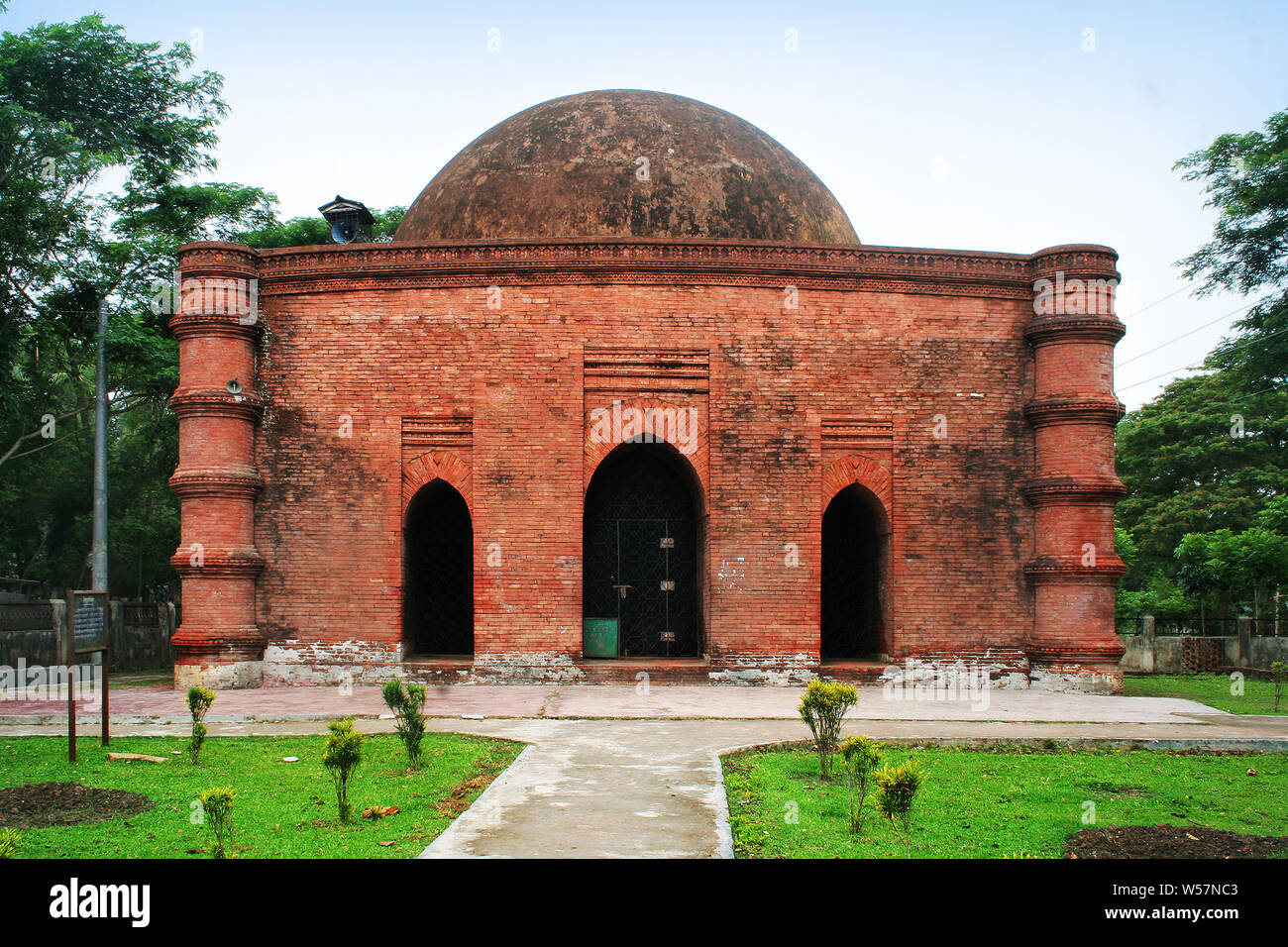 Die Singair-Moschee in Bagerhat. Es ist ein Single-Kuppel-Moschee, direkt gegenüber von der Shait Gumbad Moschee, Bangladesch. Stockfoto