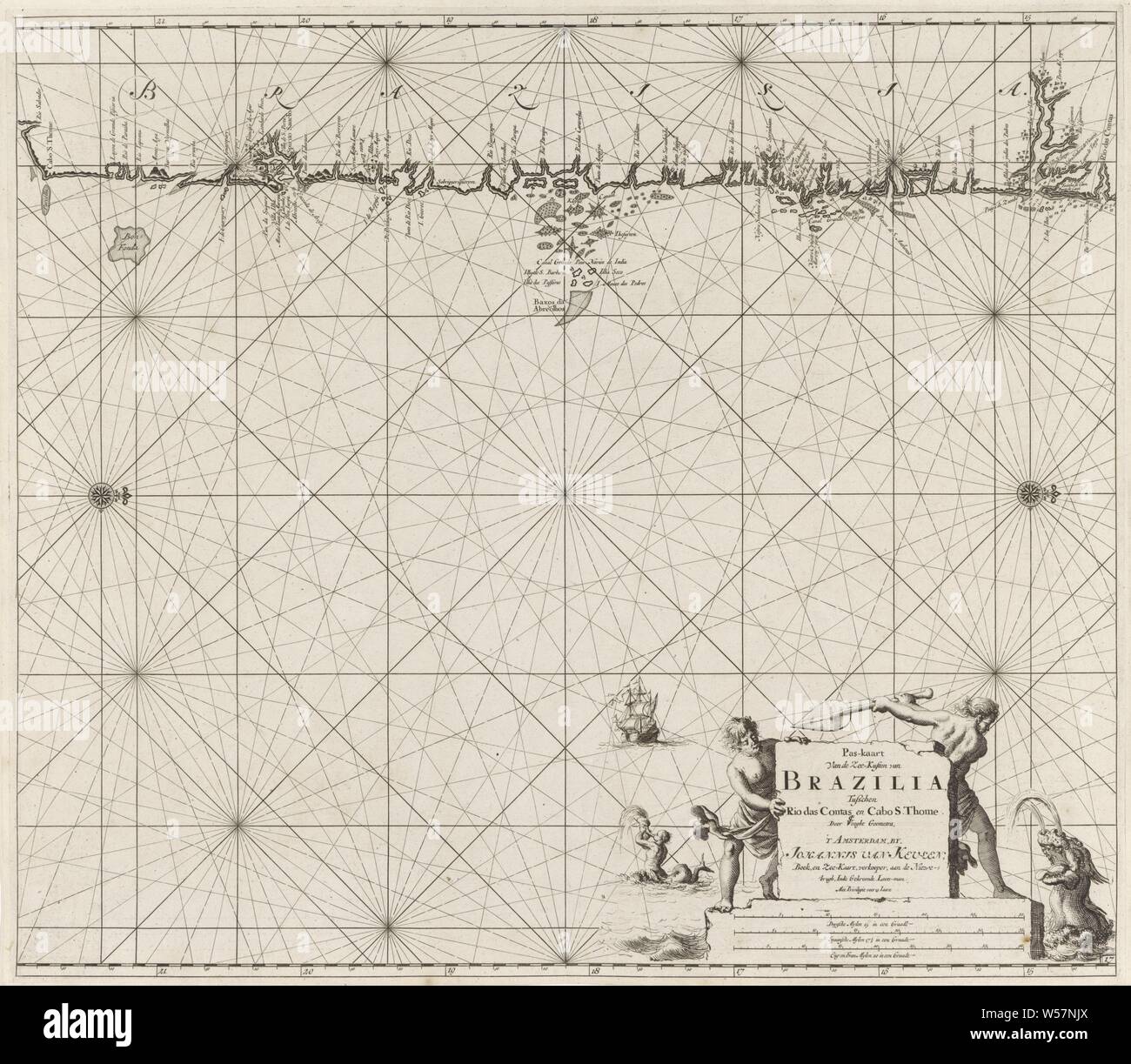 Meer Diagramm der Teil der Küste von Brasilien Pass Diagramm, in dem die Küsten Brasiliens zwischen Rio das contas und Cabo S. Thome (Titel auf Objekt), das Meer Diagramm der Teil der Küste von Brasilien, mit zwei Kompass Rosen, der Noorder ist auf der rechten Seite. Unten rechts den Titel, die Adresse des Verlages und Maßstab, in Deutsch, Englisch und Spanisch oder Französisch Meilen (Maßstab: c dargestellt. 1:1 500 000). Zwei Männer kämpfen mit einem Seeungeheuer, Monster der Meere, Merman, Segeln, Schiff, Segelboot, Brasil, Jan Luyken, Amsterdam, 1683 - 1799, Papier, Gravur, H 522 mm x B 596 mm Stockfoto