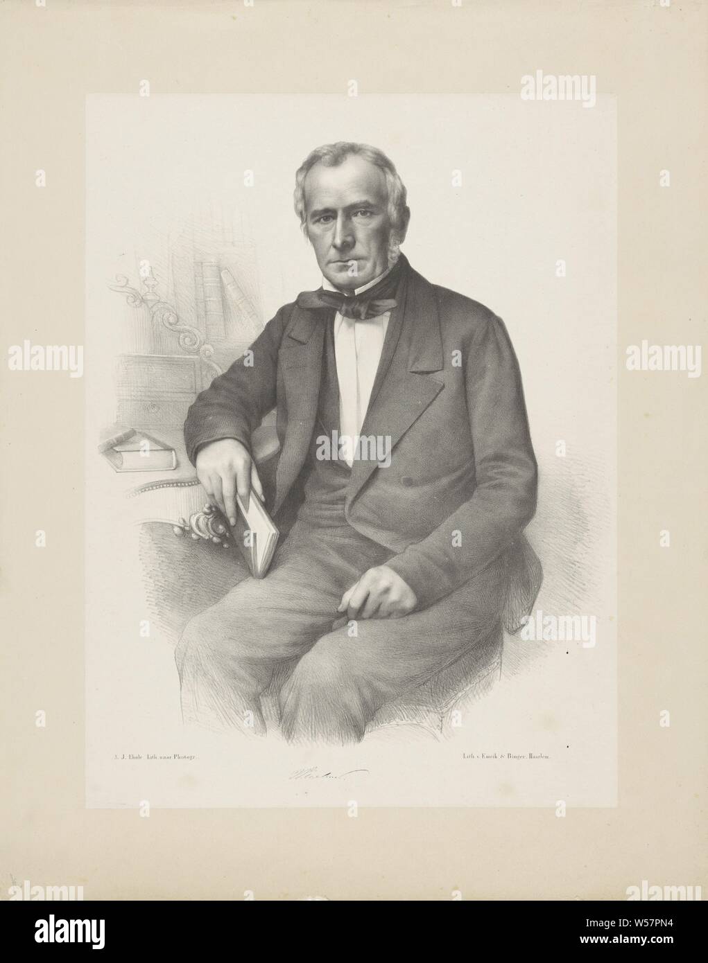 Bildnis eines unbekannten Mannes, der Betreff ist weg von seinem Schreiben Tabelle aktiviert. Er hat ein Buch in seiner rechten Hand, seine Zeigefinger ist zwischen den Seiten. Er trägt eine Krawatte. Unter dem Porträt Signatur sind, historische Personen (Brustbild), Schreiben, Tisch, Schreibtisch, Adrianus Johannes Ehnle (auf Objekt erwähnt), Haarlem, 1829-1863, Papier, H 555 mm x B 442 mm Stockfoto