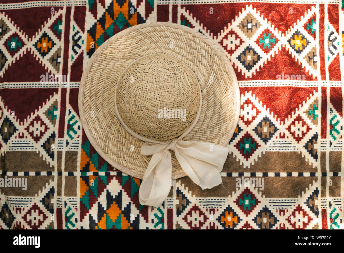 Sommer Hut auf bunten Teppich Stockfoto