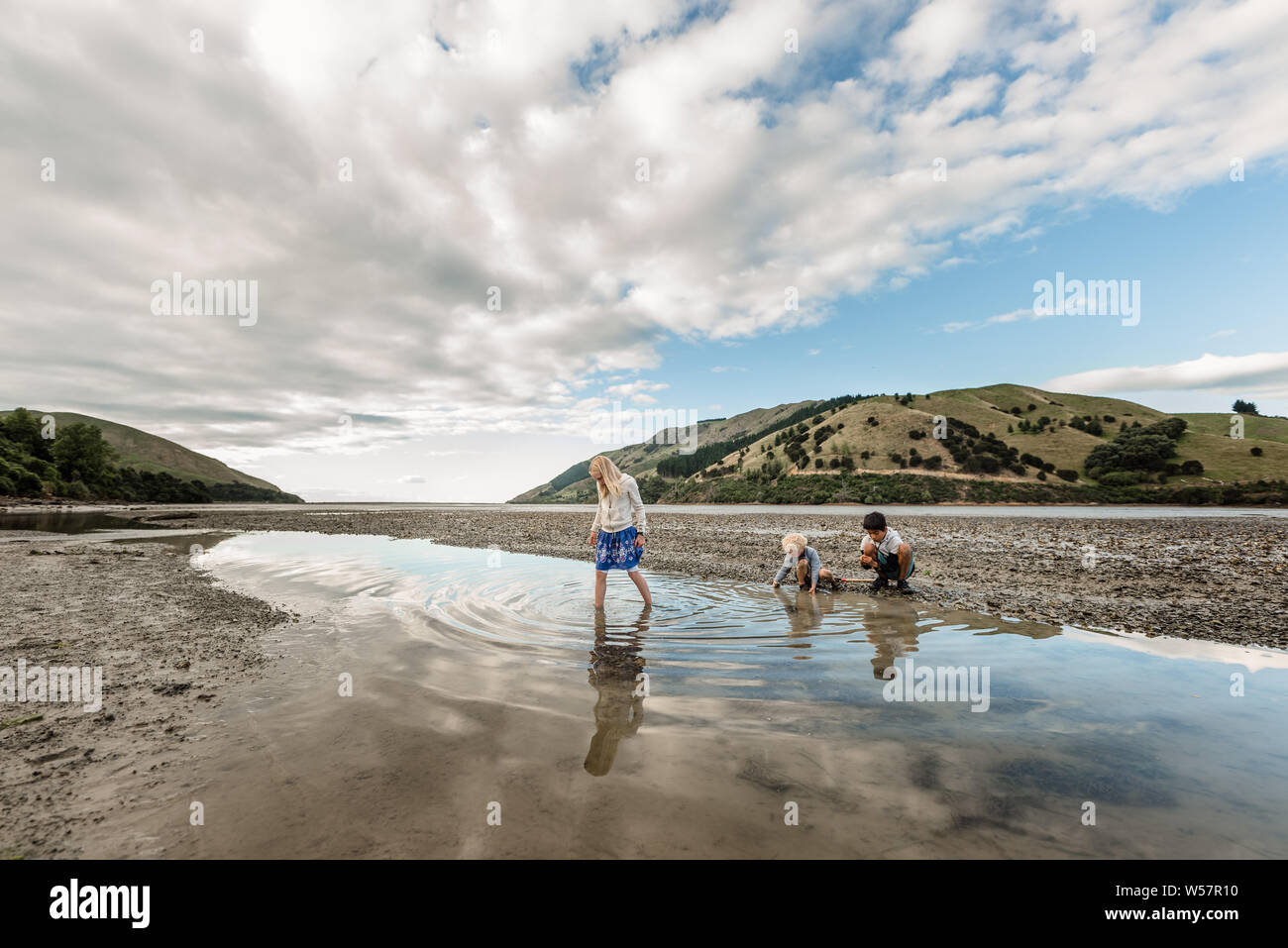Geschwister auf der Suche nach Muscheln auf der Südinsel von Neuseeland Stockfoto