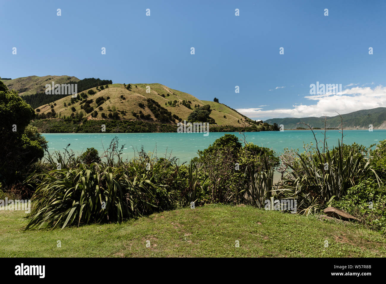 Die malerische Landschaft von grünen Bergen nächste Wasser Aqua Stockfoto