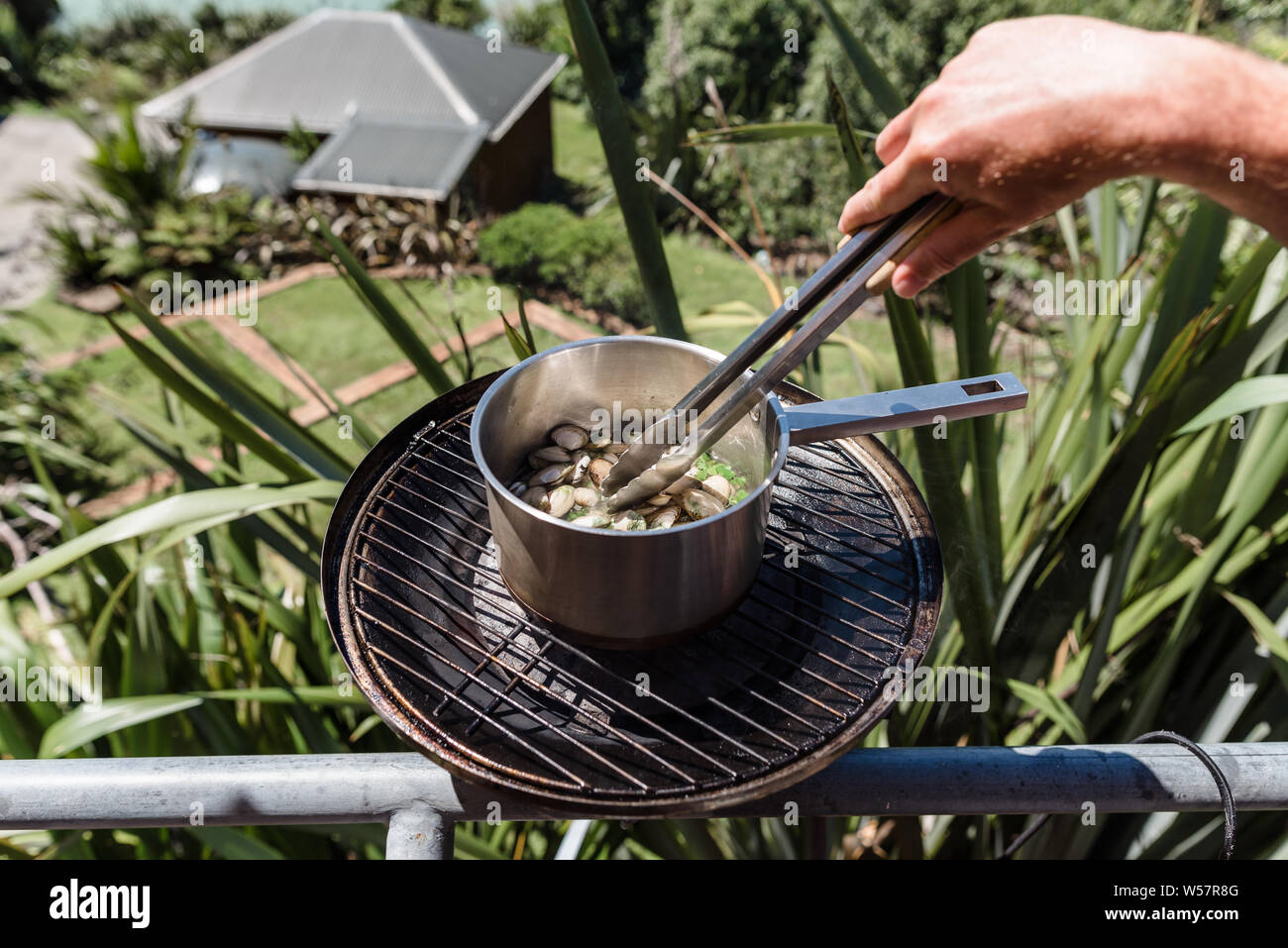 Topf Muscheln auf einem Balkon Grill zubereitet werden Stockfoto