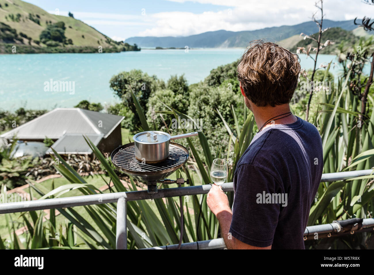 Mann kochen draußen mit Blick auf schöne Aussicht Stockfoto