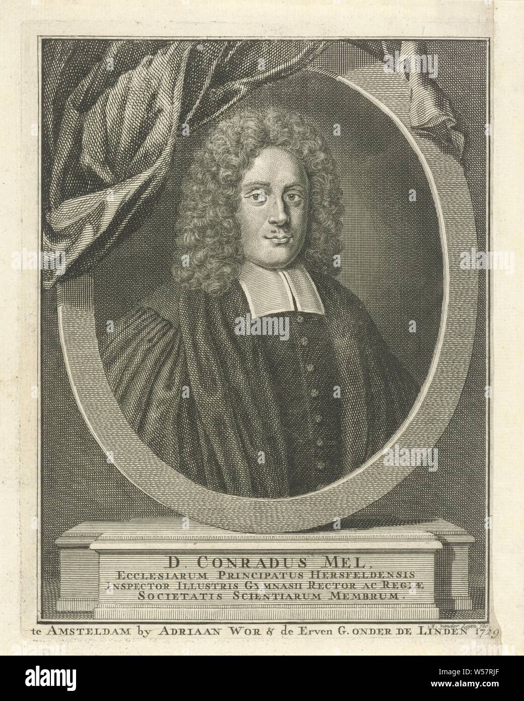 Portrait von conradus Mel, Oval Portraitbüste von conradus Mel, Pastor und Theologe, ohne Kopfbedeckung. Das Porträt ruht auf einem Podest mit einer lateinischen Inschrift, Conrad Mel, Adolf van der Laan, Amsterdam, 1729, Papier, Gravur, H 175 mm x B 134 mm Stockfoto