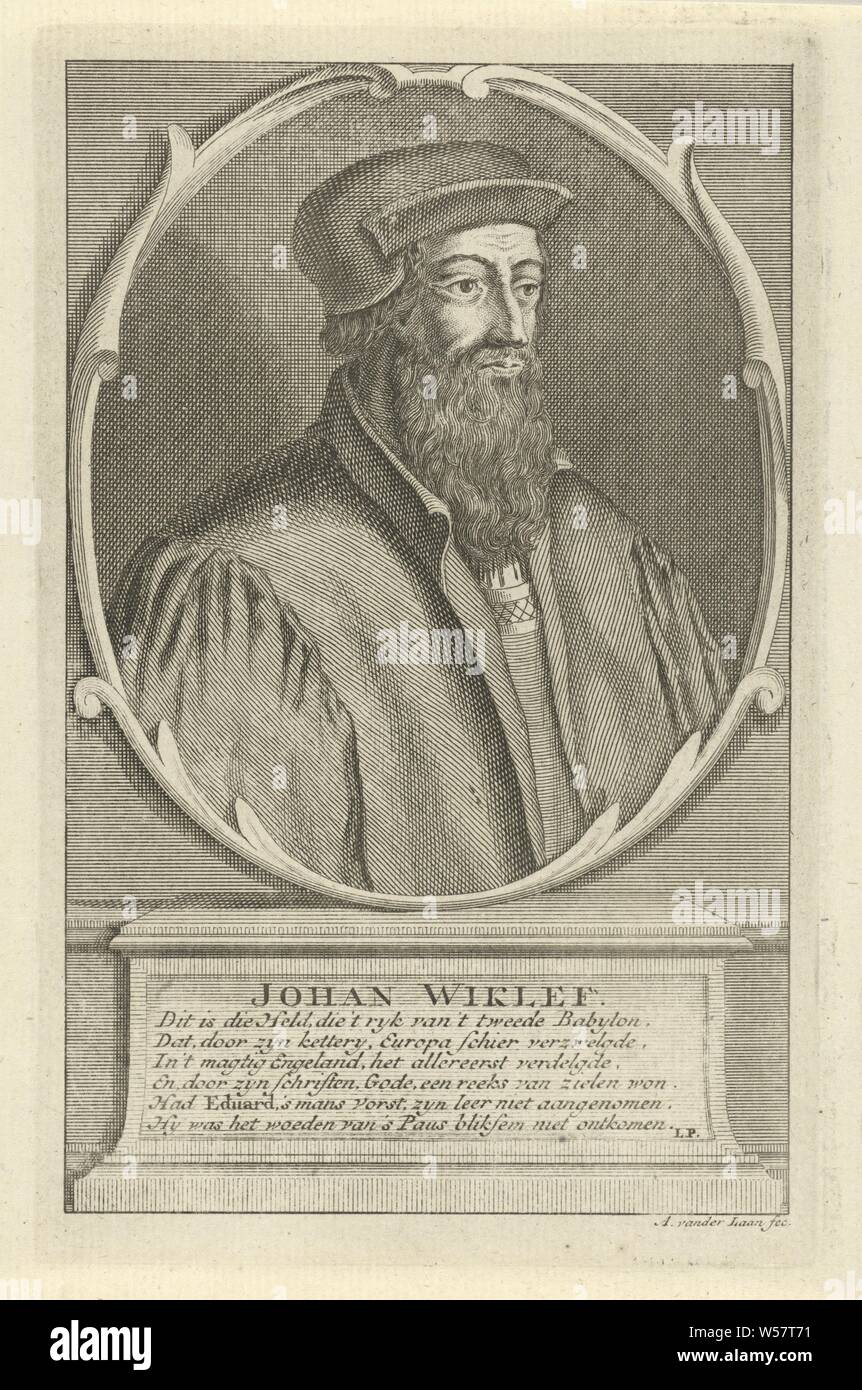 Portrait von John Wyclif, Portraitbüste in Oval auf der rechten Seite des englischen Theologen John Wyclif, mit Kopfbedeckung. Das Porträt ist auf einem Sockel mit den Namen der Person dargestellt, die von einem sechs-line Niederländische Vers, John Wyclif, Adolf van der Laan (auf Objekt erwähnt), 1694-1755, Papier, Gravur, h 165 mm × 105 mm gefolgt w Stockfoto