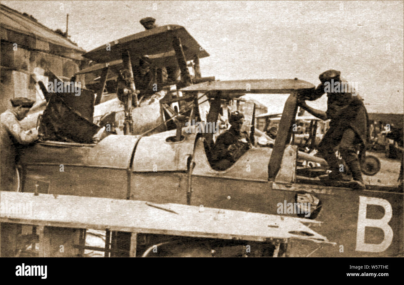 1918 - im Einsatz im Ersten Weltkrieg (WWI) - Mechanik an der Somme Bergung Flugzeugteile aus einem Flugzeug abgeschossen wurde. Stockfoto