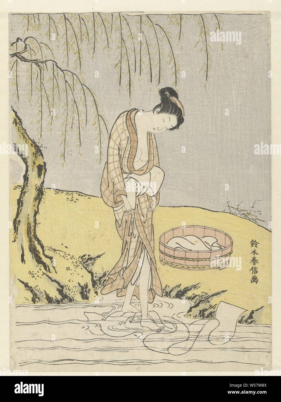 Waschen Tuch Frau, Frau in luftigen Kimono, in seichten Fluss stehend, Wäsche waschen mit Füßen, am Ufer eine Wanne mit Wäscherei und eine trauerweide., Suzuki Harunobu (auf Objekt erwähnt), Japan, 1765-1770, Papier, Farbholzschnitt, H 274 mm x B 200 mm Stockfoto