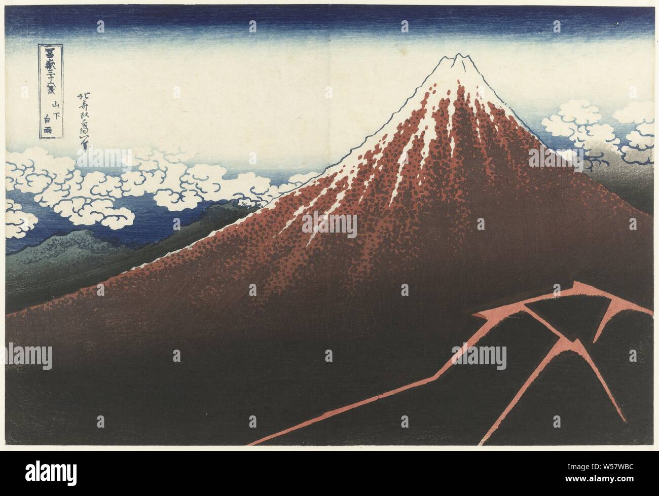 Regen Sturm am Fuße des Mount Fuji Sanka hakuu (Titel auf Objekt) 36 Blick auf Mount Fuji (Titel der Serie) Fuji sanjurokkei (Titel der Serie auf Objekt), Blick auf Mount Fuji, rot mit weiß verschneiten Top und einem dunklen Fuß mit Blitze, ein Gebirgszug und Wolken im Hintergrund, Fuji, der Berg, Katsushika Hokusai (auf Objekt erwähnt), Japan, 1829-1833, Papier, Farbholzschnitt, H 254 mm x B 375 mm Stockfoto