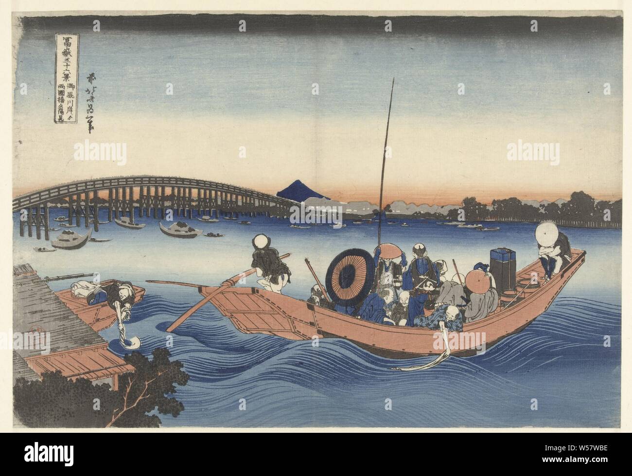 Sonnenuntergang an der Ryogoku Brücke vom Ufer Onmaya Onmayagashi yori Ryogokubashi keine sekiyo o Miru (Titel auf Objekt) 36 Blick auf Mount Fuji (Titel der Serie) Fuji sanjurokkei (Titel der Serie auf Objekt), eine Überfahrt mit der Fähre der Sumida River, im Hintergrund der Ryogoku Brücke und Mount Fuji gegen einen roten Abendhimmel, Fuji, der Berg, Katsushika Hokusai (auf Objekt erwähnt), 1831-1835, Papier, Farbholzschnitt, H 258 mm x B 376 mm Stockfoto