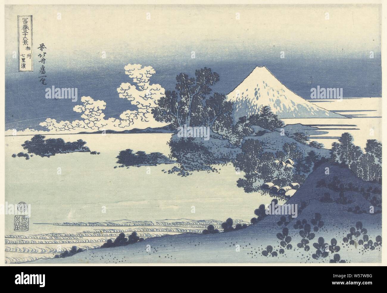 Shichiri-ga-hama Strand in Sagami Soshu Provinz Shichiri-ga-hama (Titel auf Objekt) 36 Blick auf Mount Fuji (Titel der Serie) Fuji sanjurokkei (Titel der Serie auf Objekt), Blick auf die bergige Küste mit Bäumen und Häusern auf dem Wasser, die verschneiten Berg Fuji im Hintergrund, Fuji, der Berg, Katsushika Hokusai (auf Objekt erwähnt), 1830-1834, Papier, Farbholzschnitt, H 254 mm x B 369 mm Stockfoto
