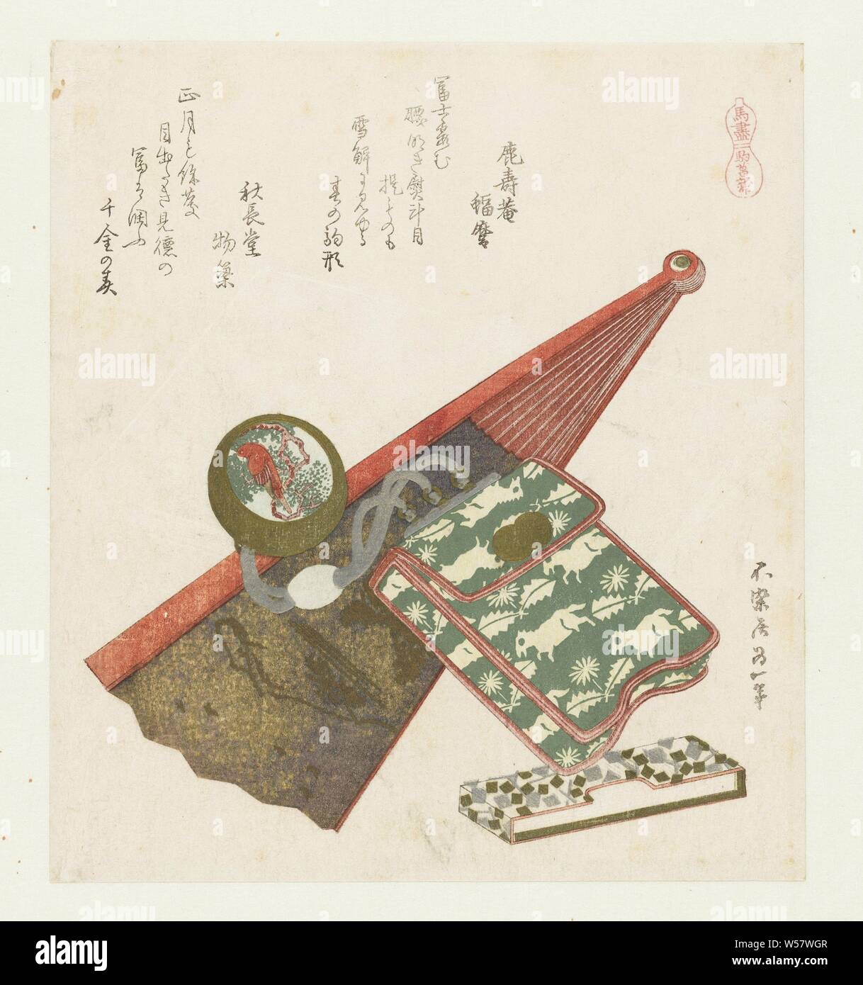 Pferde iris Komashobu (Titel auf Objekt) eine Reihe mit Pferden (Titel der Serie) Umazukushi (Titel der Serie auf Objekt), ein Tabak Beutel mit einem Riemen Knoten (NETSUKE) und eine teilweise geöffnet Ventilator mit dem Bild einer Berglandschaft, neben einem Stapel Papier. Pferde sind auf der tabaksbeutel dargestellt, einen Papagei auf den Riemen Knoten. Mit zwei Gedichte., Katsushika Hokusai (auf Objekt erwähnt), Japan, 1822, Papier, Farbholzschnitt, H 205 mm x B 184 mm Stockfoto
