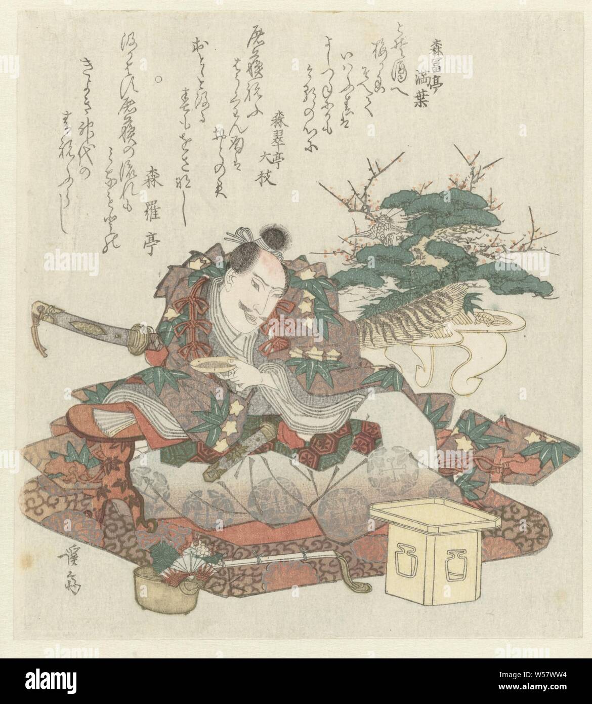 Samurai mit Sake Schüssel in der Hand, Minamoto no Yoshitsune auf einen Brocade Kissen mit einer sake Becher in der Hand sitzt. Vor ihm handelt es sich um einen zeremoniellen Willen, hinter ihm typische Neues Jahr Dekorationen wie ein Miniatur Kiefer und Pflaume mit einem Kran und einer Schildkröte - alle Symbole für ein langes und glückliches Leben. Mit drei Gedichte, links Blatt eines Diptychons, alkoholische Getränke, Bäume: Kiefer, Keisai Eisen (auf Objekt erwähnt), Japan, 1825-1829, Papier, Farbholzschnitt, H 207 mm x B 188 mm Stockfoto