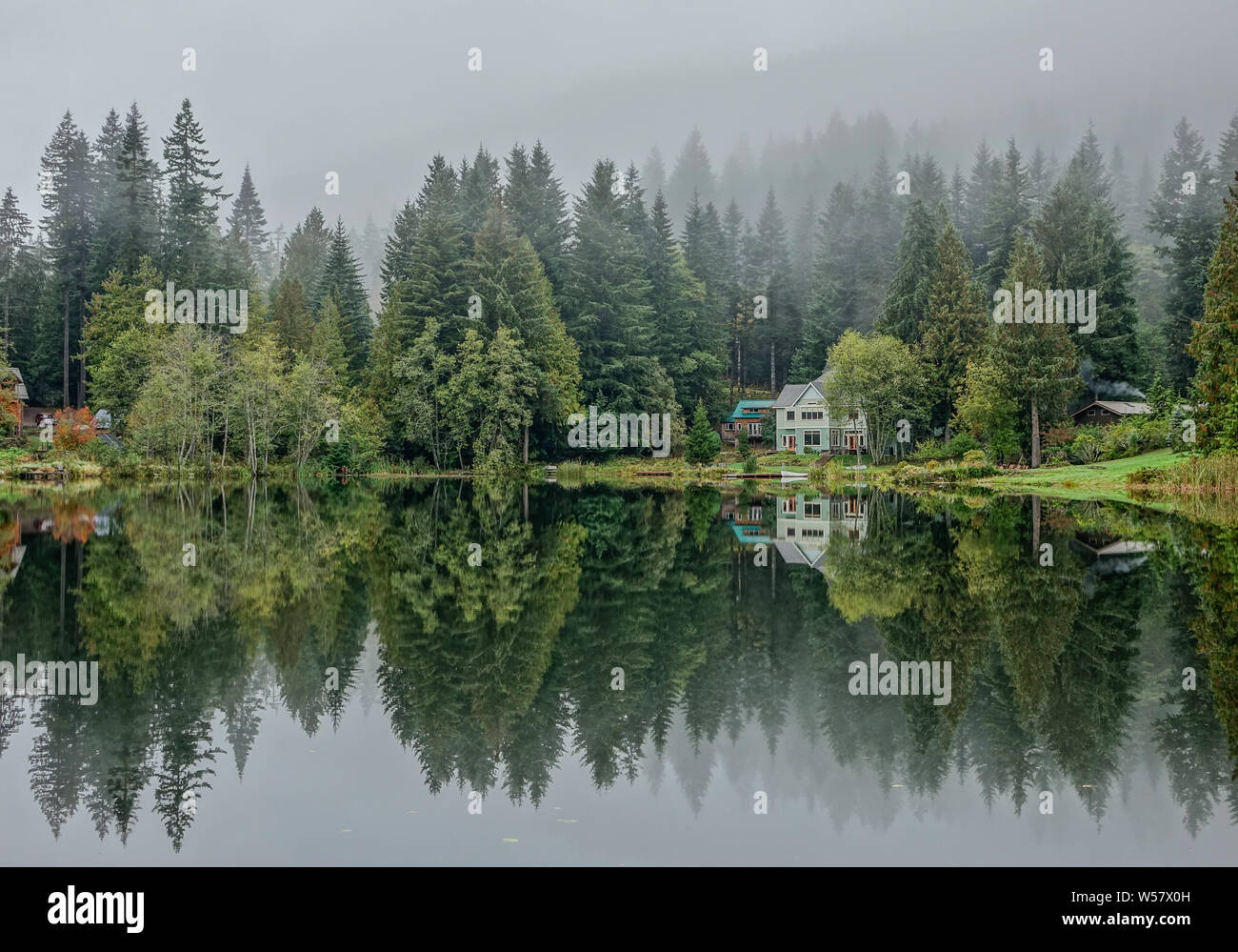 Olympia National Park im Staat Washington, USA - Oktober 8, 2015 - Reflexion von ein Haus am Rande eines Sees an einem nebligen Tag Stockfoto