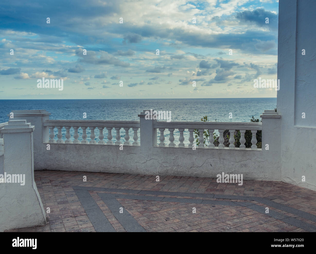 Nerja, Malaga, Spanien - 20. März 2019: Blick auf die weiße Balustrade eines einsamen Terrasse mit Blick auf das Meer und die Wolken im Hintergrund Stockfoto