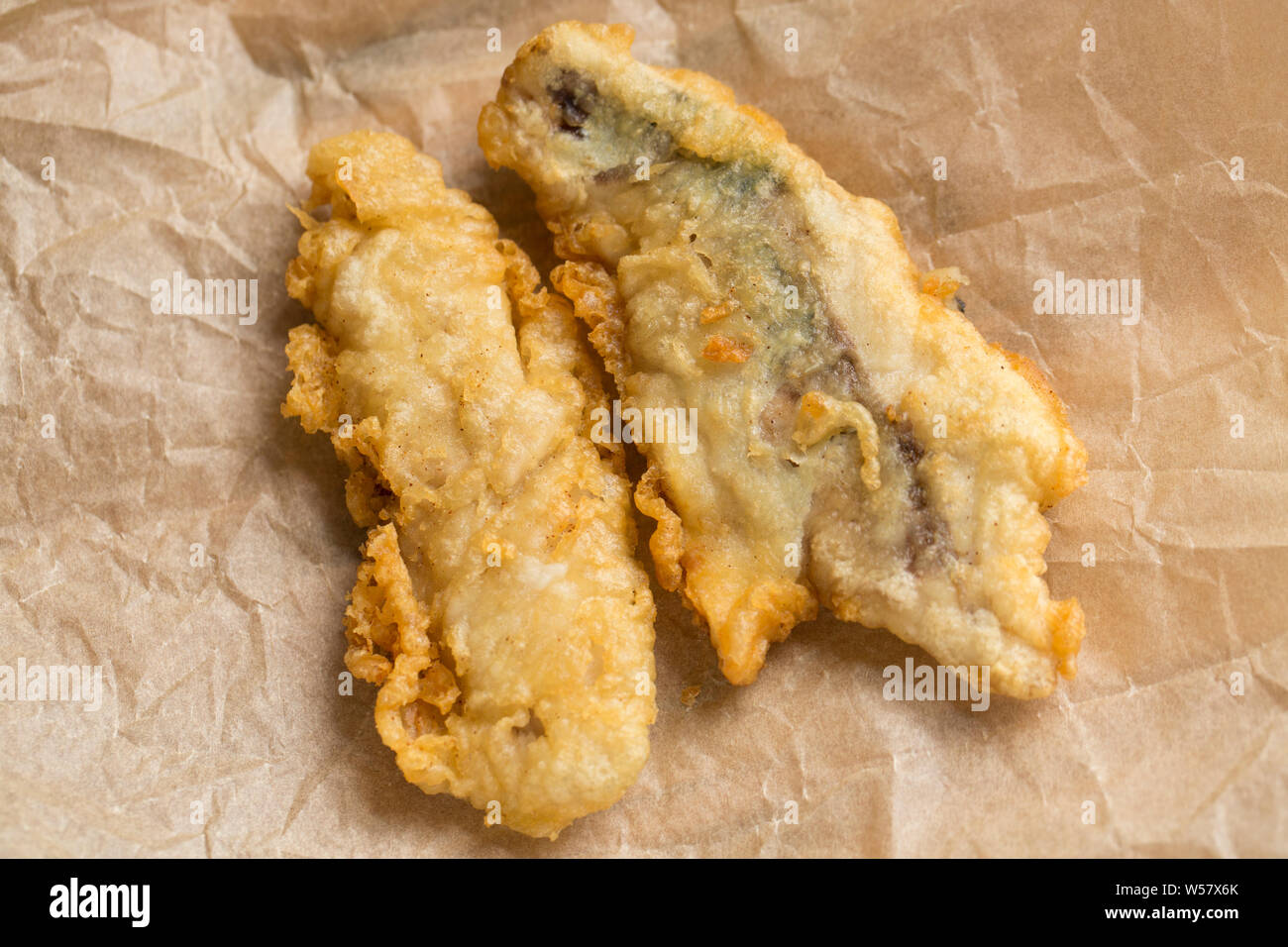 Zwei Filets von Makrelen, Scomber scombrus, in Mehl und Teig getaucht wurden und frittierte Makrele in einem hausgemachten Burger zu gehen. Die Makrele Stockfoto
