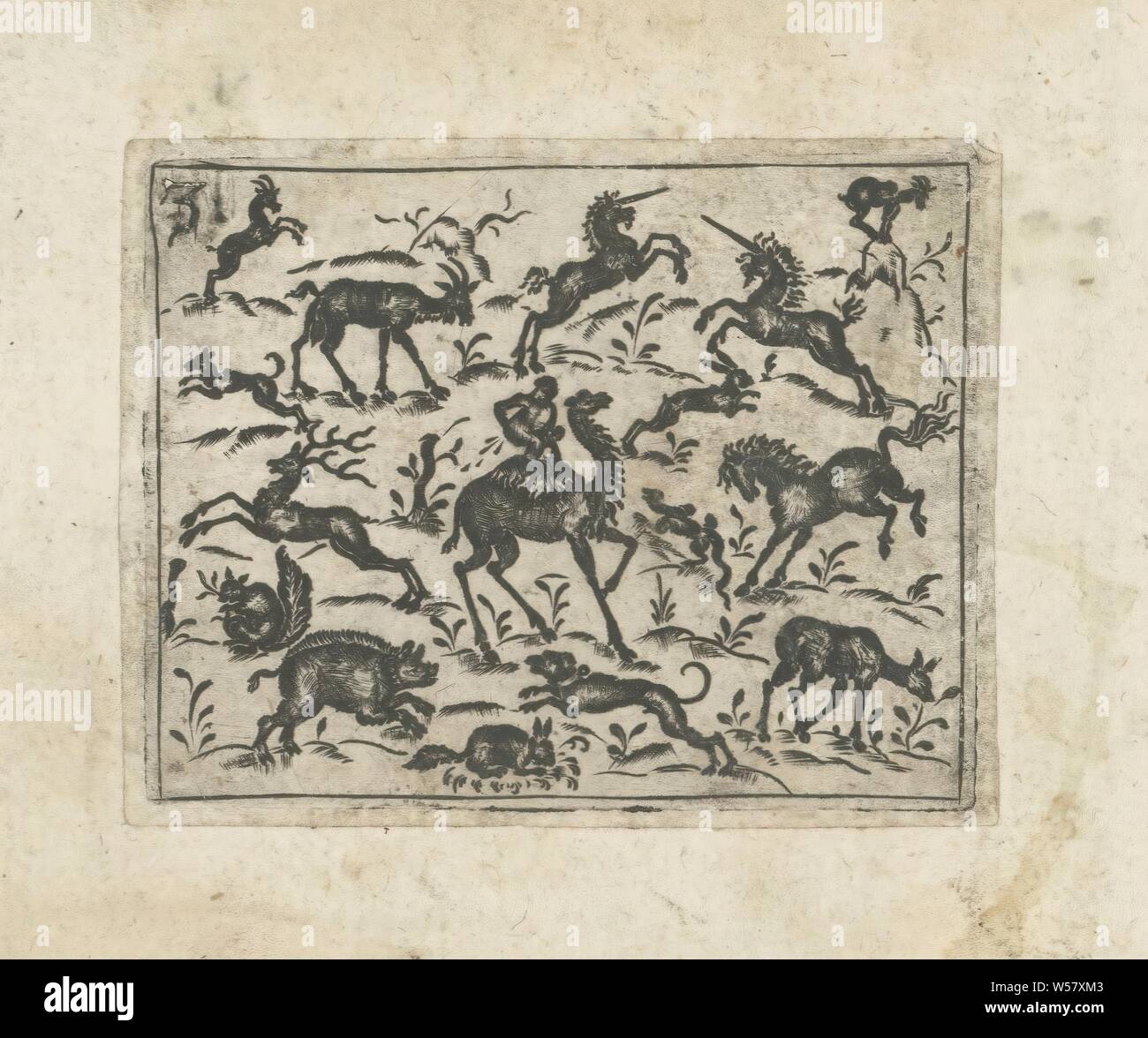 Schwarz Ornament mit Tieren, Flachbild Dekoration in Schwarz mit Landtiere. In der Mitte ein Kamel mit einem Affe auf dem Rücken. Zusätzlich wird ein Einhorn, Hund, Kaninchen, Eichhörnchen, Rehe, Ziege, Ziege und Pferd und Eber. Nummerierten links oben: 3. Der Druck ist Teil eines Albums, Schmuck, Kunst, Tiere, Huftiere: Kamel, anonym, 1551-1650, Papier, Gravur, H 49 mm x B 62 mm Stockfoto
