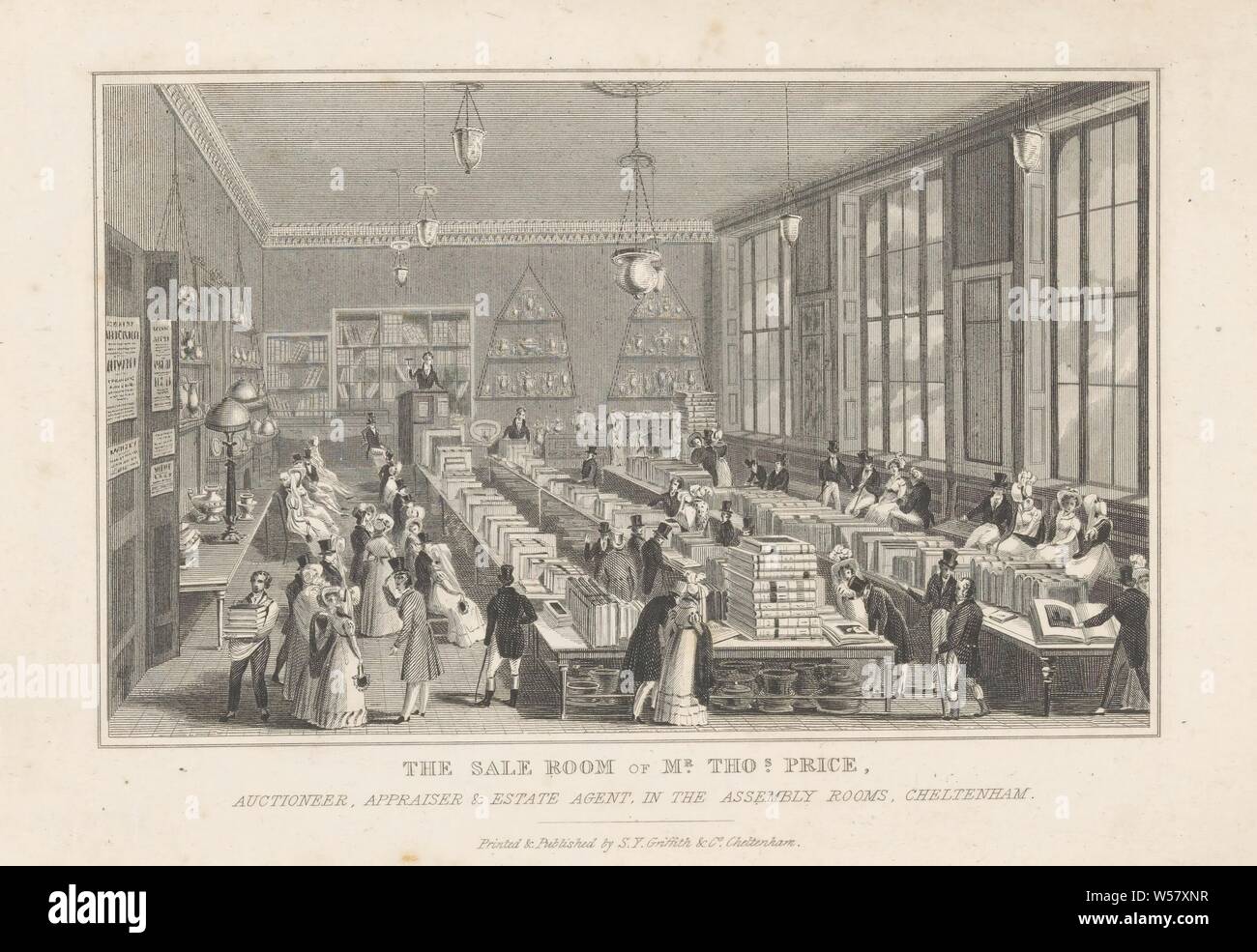 Das Auktionshaus von Thomas Preis in der Baugruppe Zimmer in Cheltenham den Verkauf Zimmer von Herrn Tho. s Preis (Titel auf Objekt), die Bücher auf drei langen Tabellen angezeigt werden, das Publikum sitzt auf Stühlen oder Spaziergänge durch das Zimmer. Der Versteigerer steht auf einem Doppelboden in der Rückseite des Raumes. Bücherregale Ständer an der Wand und Vitrinen mit Geschirr, Kunst Verkauf, Auktion, Buch, Cheltenham, anonym, 1826, Papier, Gravur, H 136 mm x B 215 mm Stockfoto