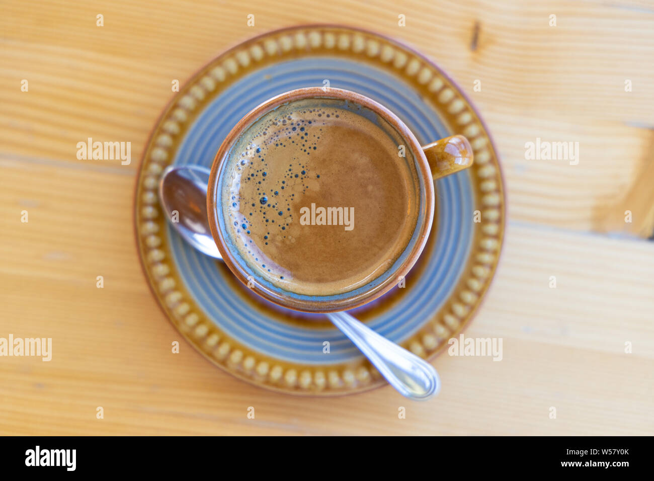 Tasse Espresso mit Löffel ein Holztisch Stockfoto