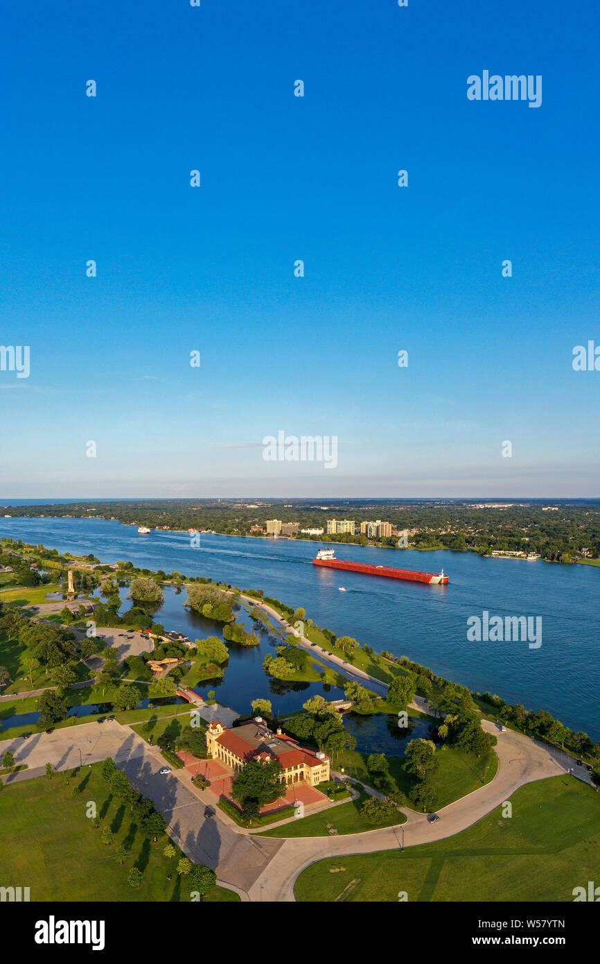 Detroit, Michigan - ein bulk Cargo Carrier in der Detroit River fließt Belle Isle State Park. Stockfoto
